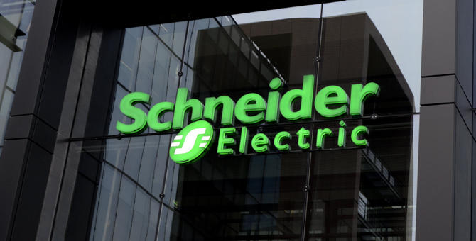 Les bonnes performances s’enchaînent pour Schneider Electric. En 2015, le géant français des équipements électriques présentait son nouveau plan stratégique. Un programme dans lequel le digital et le développement durable tiennent le haut du pavé.