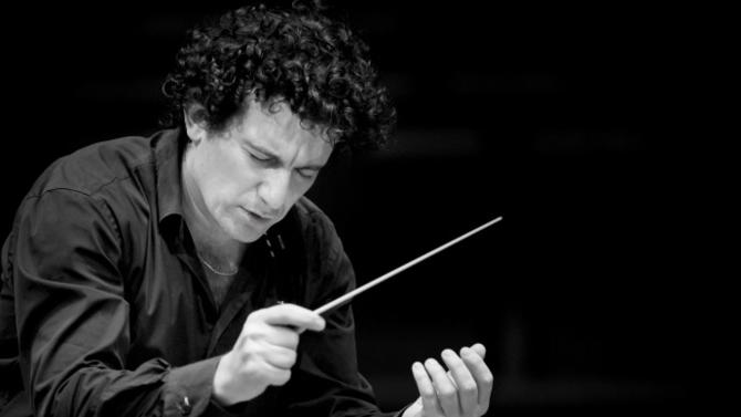 Alain Altinoglu (chef d'orchestre) : « Un authentique leader ne peut se résumer à être un donneur d’ordres »