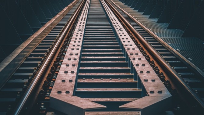 Le groupe industriel européen des solutions de construction préfabriquées Consolis est en train de vendre son activité ferroviaire. Le fonds britannique TowerBrook vient de lui déposer une offre ferme de reprise.