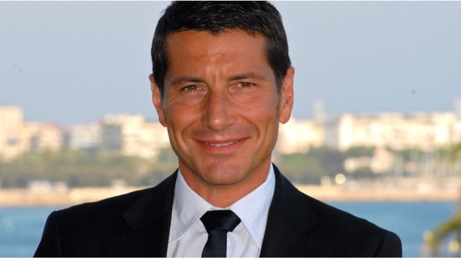 Le maire LR de Cannes David Lisnard succède à François Baroin à la tête de l’Association des maires de France (AMF). Cet appareil influent reste à droite malgré la candidature d’un maire représentant les élus locaux "Macron compatibles".