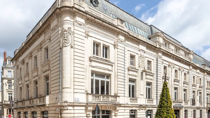 Foncière Concorde, la joint-venture des groupes Terrot et Galia, annonce la cession d'un immeuble indépendant de 4 000 m² situé au 17 rue Voltaire dans le centre-ville d'Angers.