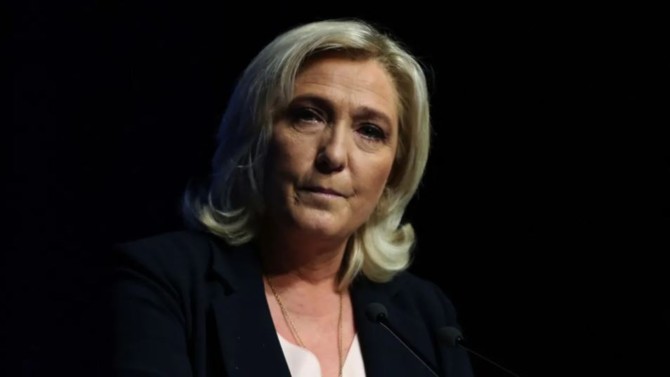Malgré la concurrence d’Éric Zemmour et la fuite de cadres et de militants, le score de Marine Le Pen varie peu depuis 2017. Mieux encore, l’extrémisme du concurrent de Reconquête! la fait passer pour modérée. Seul hic, les deux candidats ont énormément de similitudes.
