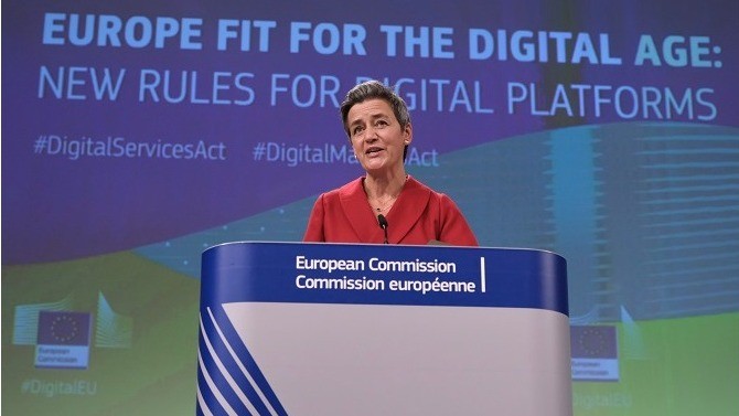 Le Conseil et le Parlement européen sont parvenus à un accord provisoire sur les termes du Digital Services Act (DSA) ce samedi 23 avril. Cette étape figure comme une avancée historique en matière de régulation du numérique, visant à lutter contre les pratiques de désinformation et à modérer les abus en tout genre.