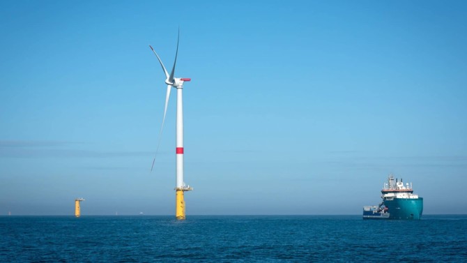 Cette semaine, pour la première fois en France, des électrons ont été produits à partir d’éoliennes en mer installées au large de Saint-Nazaire. Une étape importante pour la transition énergétique du pays.