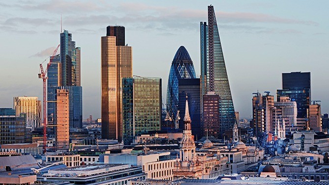 Si la City a souffert des crises passées, elle a toujours réussi à rebondir. Après le Brexit et ses conséquences désastreuses sur la place financière, Londres mise à présent sur diverses mesures, comme l’assouplissement de ses règles de cotation, pour préserver sa place sur le podium.